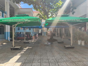 Dù Che Nắng Ngoài Trời Sân Trường Long Châu – Giải Pháp An Toàn, Bền Bỉ Cho Môi Trường Học Đường