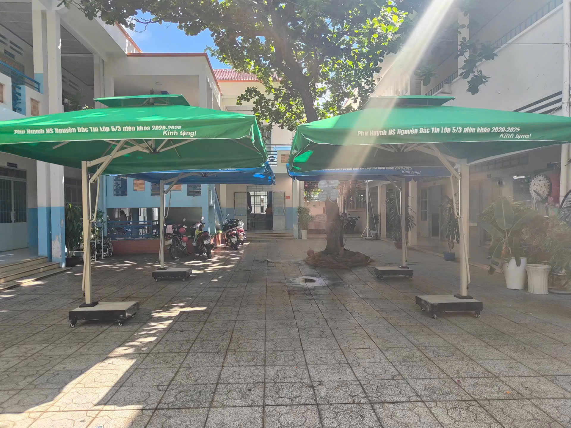 Dù Che Nắng Ngoài Trời Sân Trường Long Châu – Giải Pháp An Toàn, Bền Bỉ Cho Môi Trường Học Đường