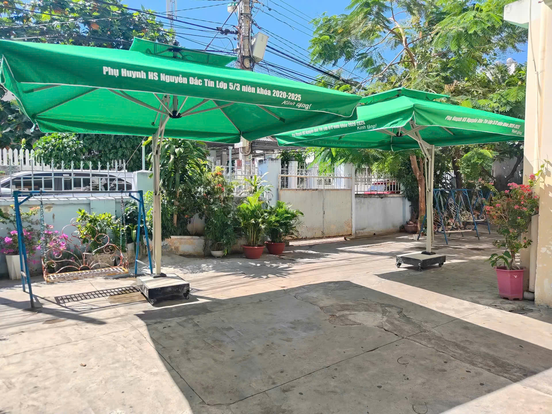 Dù che nắng sân trường Long Châu - mẫu dù vuông 3mx3m